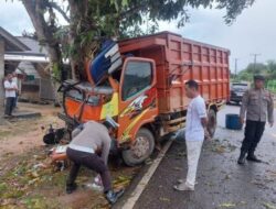 Diduga Sopir Kurang Konsentrasi, Truk Tabrak Scoppy dan Pohon Mangga di Jalan Raya Namang
