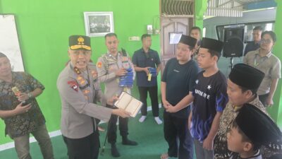 Ajak Insan Pers Kunjungi 2 Panti Asuhan Di Pangkalpinang, Kapolda Babel Berbagi Al-Quran