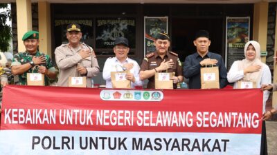Sambut HUT ke-79 Bhayangkara, Polres Bangka Tengah Bagikan 250 Bingkisan kepada Pengendara