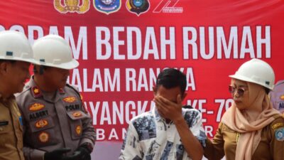 Dua Warga Mentok Terharu Rumahnya Dibedah Polres Bangka Barat 