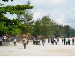 Momen Hari Lingkungan Hidup Sedunia, PT Timah Bersama Pokdarwis Rambak Kumpulkan Sampah Plastik di Kawasan Wisata