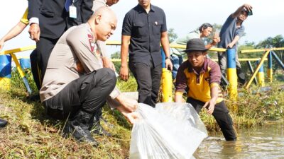 Polda Babel Kembali Tebar Ribuan Bibit Ikan di Bhay Park, Irjen Pol Hendro Pandowo Harap Semoga Bisa Berikan Hiburan Bagi Masyarakat