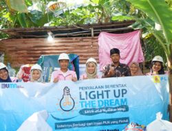 Kolaborasi Srikandi dan YBM PLN Babel, Terangi Rumah Bapak Sulaiman lewat Program Light Up The Dream (LUTD)