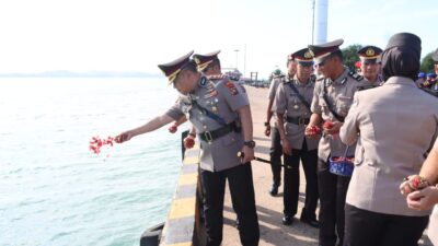 Beri Penghormatan untuk Para Pahlawan, Polres Basel Tabur Bunga di Pelabuhan Sadai Peringati Hari Bhayangkara ke-79