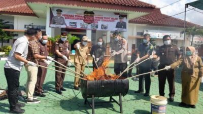 Kejari Bangka Tengah Musnahkan Barang Bukti 51 Perkara Inkrah