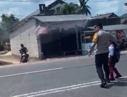 Mantap, Kapolres Basel Mendadak Turun dari Mobil Dinas Bantu Anak SD Seberangi Jalan