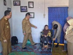 Pemkab Bersama Baznas Bangka Tengah Berikan Bantuan Kursi Roda dan Sembako kepada Warga Kurang Mampu