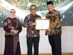Gubernur Hidayat Terima Penghargaan Provinsi Layak Anak 2025