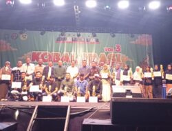 Bupati Algafry Bagikan Hadiah kepada Para Pemenang Lomba Pawai dan Karnaval HUT ke-80 RI 