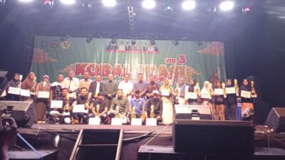 Bupati Algafry Bagikan Hadiah kepada Para Pemenang Lomba Pawai dan Karnaval HUT ke-80 RI 