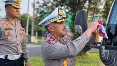 Sambut HUT Ke 80 RI, Ditlantas Polda Babel Bagikan Ratusan Bendera Merah Putih Ke Pengendara