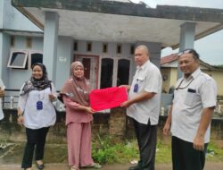 Kemendukbangga/BKKBN Babel Bagikan Bendera Merah Putih ke Warga Desa, Semarakkan HUT RI dan Teguhkan Rasa Kebangsaan