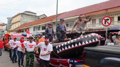 Aksi Tarian Pacu Jalur Hingga Bagi-bagi Bendera Merah Putih Kapolres Basel Warnai Semarak Karnaval HUT Ke 80 RI