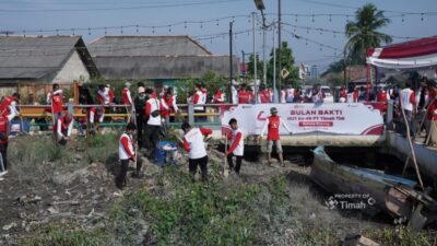 Gotong Royong Untuk Merah Putih, Karyawan PT Timah Bersama Masyarakat Opas Bersihkan Jalan Hingga Bantaran Sungai Rangkui