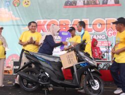 ‎Ristin Tak Menyangka Dapat Hadiah Motor di Semarak Jalan Sehat HUT Kota Koba dan HUT RI