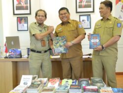 Bakuda dan Diskominfo Serahkan 517 Hibah Buku Pegawai ke DKPUS Babel