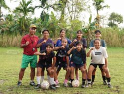PT Timah Dorong Lahirnya Bibit Unggul Sepak Bola dari Desa Rias, Salurkan Bantuan untuk SSB Tunas Mandiri