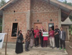 Wabup Basel Serahkan Kunci Rumah Layak Huni untuk Warga Gadung dan Keposang