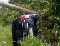 Minibus Hantam Tiang listrik hingga Tumbang di Desa Ranggas