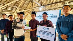 YBM PLN Babel Salurkan Bantuan Perbaikan Ruang Belajar Ponpes Terdampak Puting Beliung