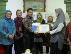 Pj Sekda Fery Serahkan Santunan Rp50,9 Juta dari ASN Peduli, KORPRI dan BPJS Tenaker ke Ahli Waris Alm Fatwa