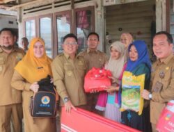 ‎Wabup Efrianda Serahkan Bantuan kepada Korban Kebakaran di Desa Nibung  