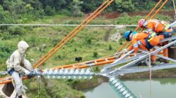 Jelang Hari Kesaktian Pancasila, PLN Jaga Keandalan Listrik Tegangan Tinggi Tanpa Padam, Ganti Isolator SUTT 150 kV Jalur Mentok