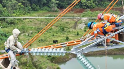Jelang Hari Kesaktian Pancasila, PLN Jaga Keandalan Listrik Tegangan Tinggi Tanpa Padam, Ganti Isolator SUTT 150 kV Jalur Mentok