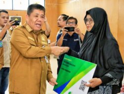 Gubernur Hidayat Arsani Serahkan Kartu BPJS Ketenagakerjaan bagi UMKM di Belitung