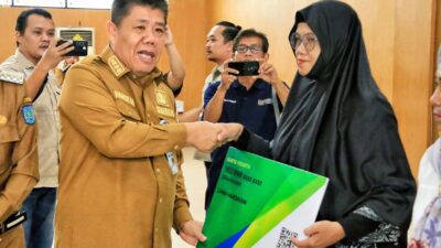 Gubernur Hidayat Arsani Serahkan Kartu BPJS Ketenagakerjaan bagi UMKM di Belitung