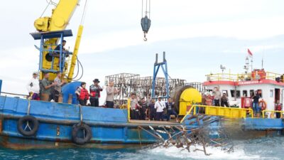 Jaga Kelestarian Alam, Ditlantas Polda Babel Lepas Rumpon Hingga Tanam Pohon Di Kawasan Pantai Rebo