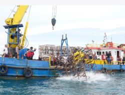 Knalpot Ilegal Disulap Jadi Rumah Ikan, PT TIMAH Tbk dan Ditlantas Polda Babel Tenggelamkan Rumpon di Perairan Rebo