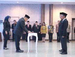 Gubernur Hidayat Arsani Lantik 8 ASN, Tekankan Integritas dan Etika dalam Bertugas