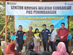 PT TIMAH Tbk Bersama Mitra Salurkan 200 Paket Beras untuk Warga Pesisir Sungailiat