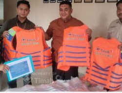 Dukung Keselamatan Nelayan, PT TIMAH Tbk Salurkan Puluhan Life Jacket di Karimun