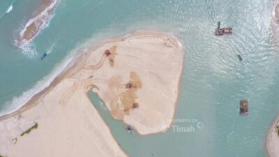 PT TIMAH Tbk Lakukan Pengerukan Muara Air Kantung, Nelayan Berharap Akses Keluar Masuk Kapal Bisa Lancar