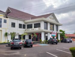 Sejumlah Kendaraan Pribadi Penuhi Parkir Halaman Kejari Basel, Diduga Ada Pemeriksaan Saksi Terkait Kasus Besar