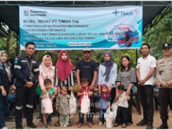 Dukung Penanganan Stunting, PT TIMAH Tbk Serahkan Puluhan Paket Makanan Tambahan untuk Warga Teluk Uma