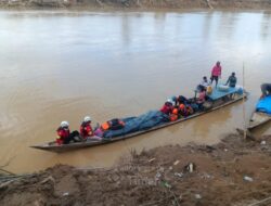Mengarungi Sungai, Tim ERG PT TIMAH Tbk Antarkan Bantuan Logistik untuk Warga Kampung Sekumur di Aceh Tamiang