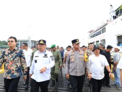 Kapolda dan Gubernur Babel Pastikan Keamanan Nataru di Pelabuhan Tanjung Kalian