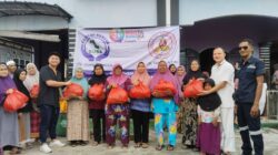 Peringati Isra Mi’raj, CV Bumi Bangka dan CV Trisula Tin Didampingi PT Timah Salurkan 250 Paket Sembako untuk Warga Batu Belubang