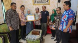 ASN Peduli Babel Salurkan Donasi untuk Keluarga Almarhum Raju, Pj Sekda Fery Serahkan Langsung Tali Asih