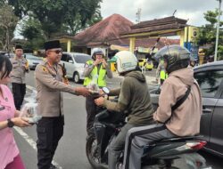Ramadan Penuh Makna, Kapolresta Pangkalpinang Turun ke Jalan Bagikan Takjil dan Gaungkan Tertib Berlalu Lintas