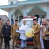Perkuat Layanan Publik, Gubernur Babel Hidayat Arsani Serahkan Ambulans untuk Warga Desa Kemingking