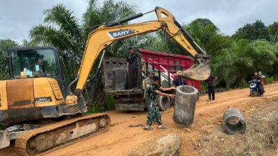 Perlancar Drainase, 10 Titik Gorong-gorong Beton Dibangun TMMD di Desa Penutuk
