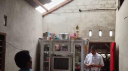 Angin Ribut Mengamuk di Desa Perlang, Kades Gercep Terjang Hujan Demi Bantu Warga