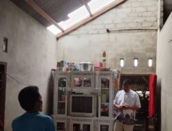 Angin Ribut Mengamuk di Desa Perlang, Kades Gercep Terjang Hujan Demi Bantu Warga