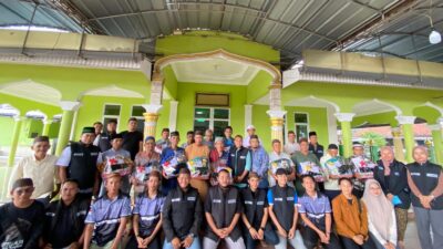 KUA Toboali dan Tim Baher Salurkan Kado Kasih Sayang untuk 18 Marbot Masjid